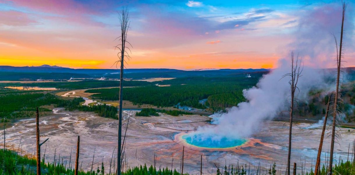 Yellowstone National Park: Peace, nature and wildlife | Visit The USA