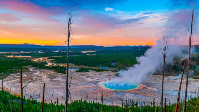 Yellowstone National Park: Peace, nature and wildlife | Visit The USA