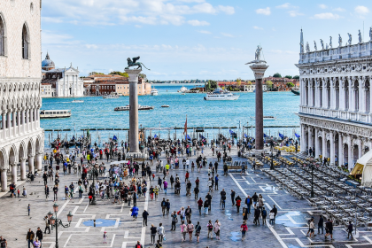 Tourists Are About To Literally Take Over Venice - Worldcrunch