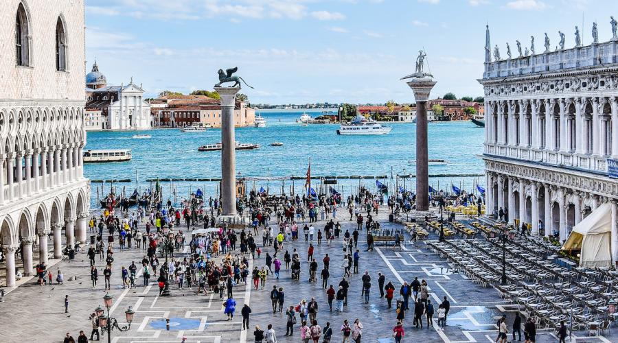 Tourists Are About To Literally Take Over Venice - Worldcrunch